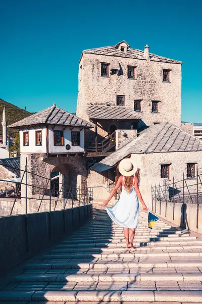 Vrouw Toerist Witte Jurk Hoed Oversteken Oude Brug Mostar Bosnië — Stockfoto