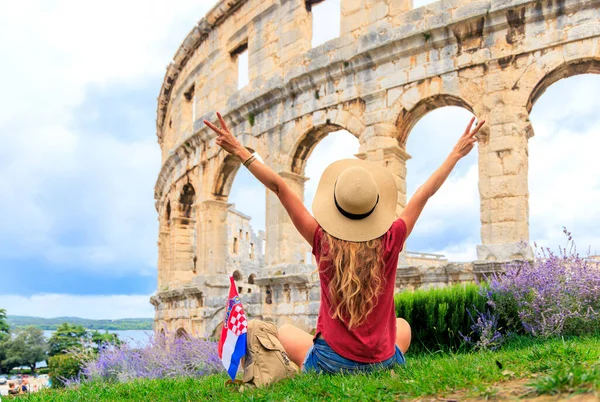 Altes Römisches Amphitheater Pula Kroatien Junge Touristin Mit Fahne Und — Stockfoto