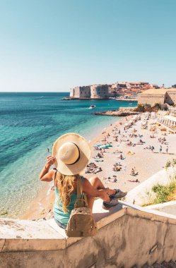 Sahilin ve Dubrovnik kentinin güzel panoramik manzarası- Hırvatistan 'da seyahat, tatil, turizm