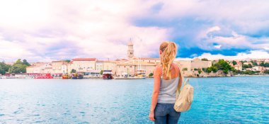 Krk kentinin peyzajına bakan kadın: Hırvatistan 'da seyahat, tatil, turizm