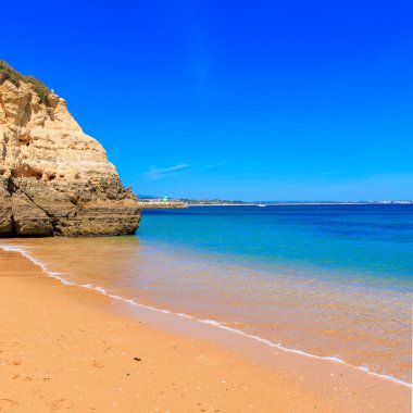 Huzurlu kumlu sahil, berrak mavi deniz ya da okyanus- seyahat, tatil, dinlenme