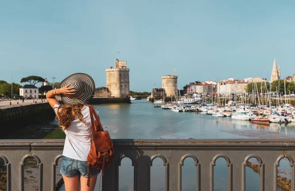 Жінка Туристка Насолоджується Міським Пейзажем Рошель Шартенського Моря Франції — стокове фото