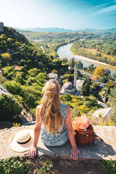 Reistourismus Reisen Urlaub Bosnien Frau Genießt Panoramablick Pocitelj Stadt — Stockfoto