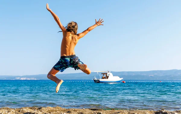 Fiatal Fiú Boldog Gyermek Ugrás Levegőben Strandon Nyaralás Boldogság Utazási — Stock Fotó
