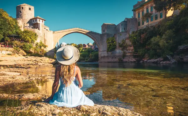 Kobieta Białej Sukience Patrząc Stary Most Miejscowości Mostar Bośnia Hercegowina — Zdjęcie stockowe