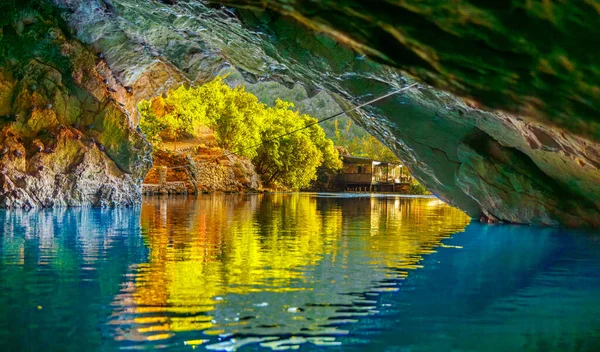 Bela Vista Através Caverna Rochosa Com Água Azul Cristalina Bósnia — Fotografia de Stock