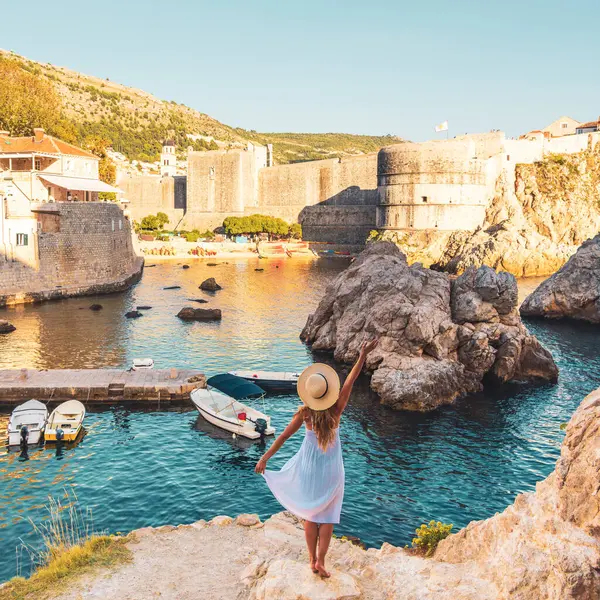 Női Turista Fehér Ruha Kalap Élvezi Dubrovnik Város Horvátország Utazás — Stock Fotó