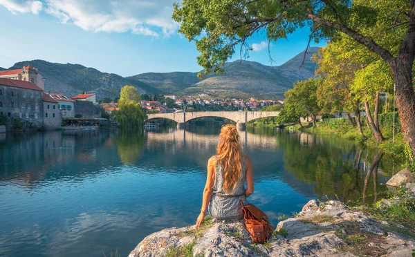Mulher Turista Trebinje Olhando Para Rio Ponte Bósnia Herzegovina — Fotografia de Stock