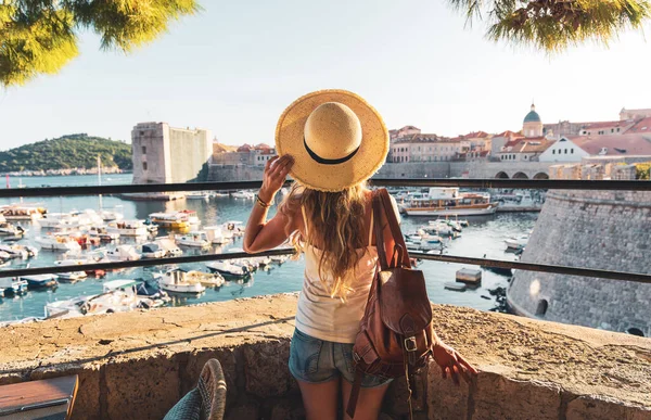 Prachtig Panorama Van Dubrovnik Achteraanzicht Van Vrouw Reizen Vakantie Rondreis — Stockfoto