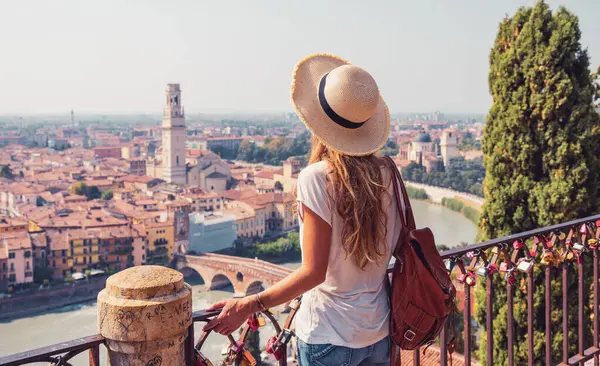 Mulher Turista Olhando Para Vista Panorâmica Verona Viagem Turismo Turístico — Fotografia de Stock