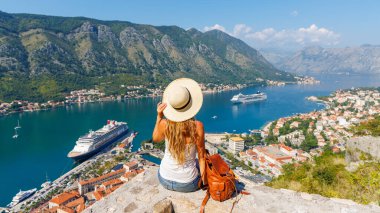 Kadın turist Kotor Bay- turizm, turizm, Karadağ, Avrupa 'da tatil