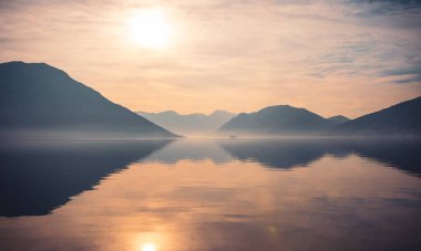 Gölde ve dağda güzel bir günbatımı Montengro, Kotor Körfezi