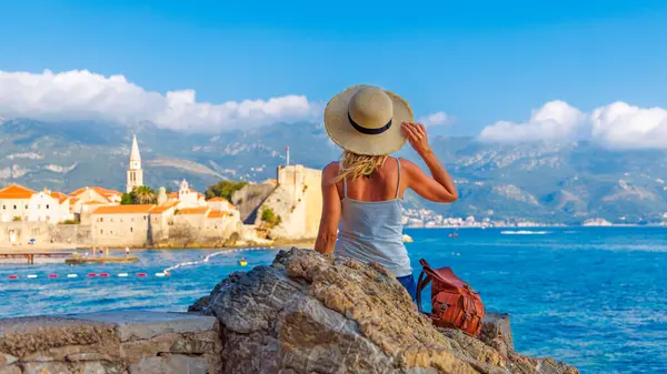 Túra Turizmus Nyaralás Utazási Cél Montenegro Turista Sziklán Nézi Panorámás — Stock Fotó