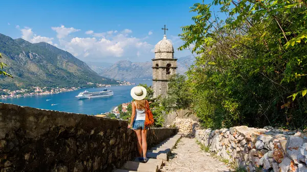 Reiziger Jonge Vrouw Zoek Naar Panoramisch Uitzicht Kotor Bay Reizen — Stockfoto