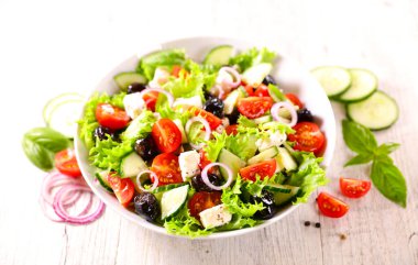 Marullu Yunan salatası, domates, soğan, peynir