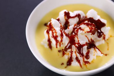 Krema ve karamel ile yüzen ada (Ile flottante, Fransız yemeği)