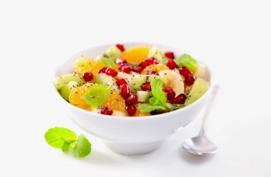 Beyaz arka planda izole edilmiş taze meyve salatası kasesi.