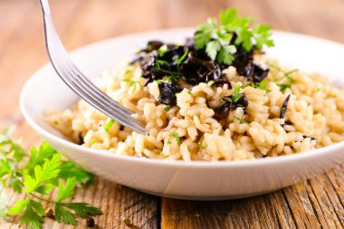 Kremalı mantarlı risotto İtalyan yemeği.