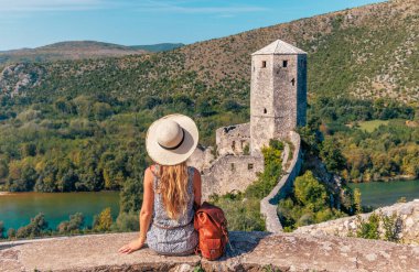 Bosna-Hersek 'teki mutlu gezgin kadın seyahat, turizm, tatil beldesi Pocitelj düzenli Mostar, Balkanlar