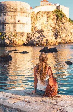 Günbatımında Dubrovnik kentinin keyfini çıkaran turist - Hırvatistan 'da seyahat, turizm