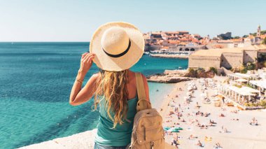 Dubrovnik şehri ve sahil manzarasının keyfini çıkaran kadın turist - Hırvatistan 'da seyahat, turizm