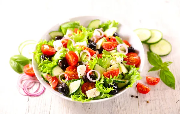 Griechischer Salat Mit Salat Tomaten Zwiebeln Feta Käse — Stockfoto