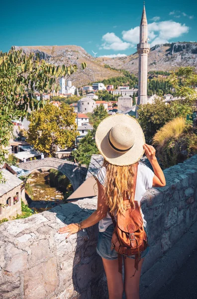 Bosna-Hersek 'te seyahat eden bir kadın. Mostar, Balkanlar.