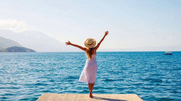 Happy Woman White Dress Standing Wooden Pier Enjoying Beautiful Lake — Stock Photo, Image