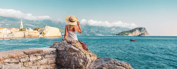 Young Female Tourist Looking Panoramic View Budva Old Town Travel — Stock Photo, Image