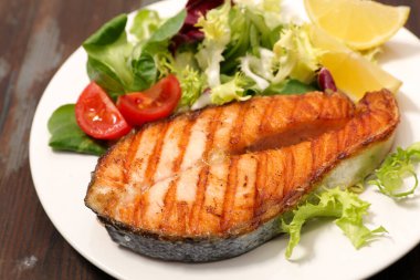 Izgara somon bifteği ve taze marul.