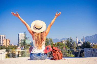 Tiran 'ın panoramik manzarasının tadını çıkaran mutlu genç kadın - seyahat, turizm, Arnavutluk' ta tatil