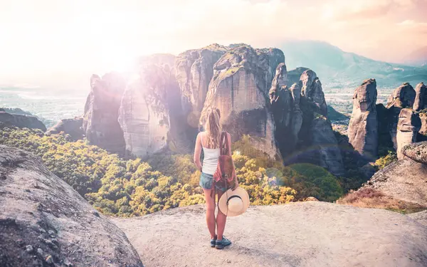 Ung Kvinna Står Klippan Njuter Meteor Bergslandskap Panoramautsikt Grekland Meteora — Stockfoto