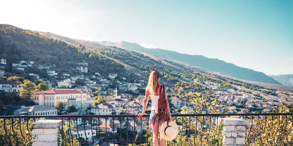 Mulher Turista Desfrutando Vista Panorâmica Cidade Gjirokaster Viajar Albânia — Fotografia de Stock
