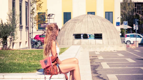ティラナ アルバニア 2023年9月 都市中心部の女性観光客とティラナの核バンカー — ストック写真