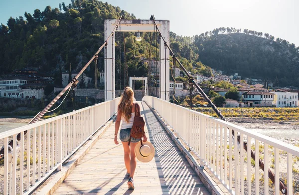 Frau Überquert Brücke Berat Stadt Reisen Touristik Albanien — Stockfoto