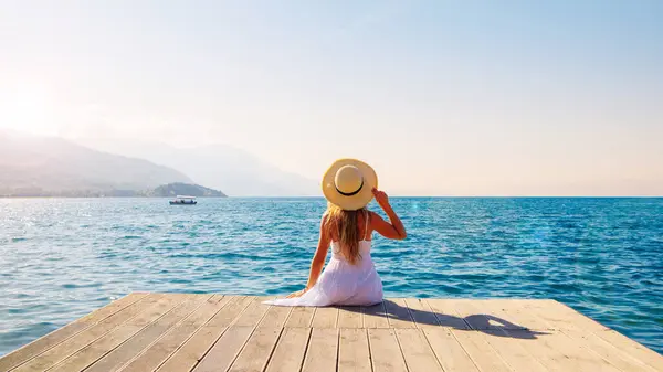 Woman White Dress Hat Relaxing Front Sea Sunset — Stock Photo, Image