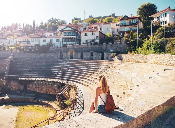 Mulher Turista Visitando Cidade Ohrid Antigo Teatro Romano Turismo Turístico — Fotografia de Stock