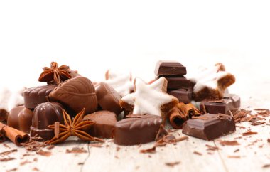 Çeşit çeşit çikolatalı pralinler, zencefilli kurabiye ve baharatlar.