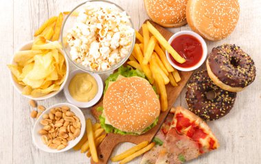 Amerikan yemekleri, fast food karışımı (hamburger, patlamış mısır, patates kızartması, çörek, pizza))