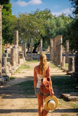 Yunanistan 'da turizm - Mora, Antik Olympia' da harabeler, Arkeolojik siteyi ziyaret eden kadın turistler