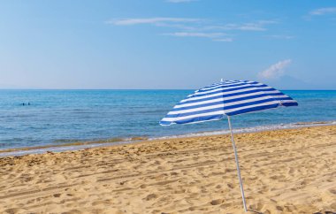 Güzel sahil ve mavi şemsiye plaj arka planı konsepti