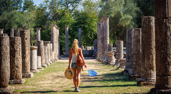 ギリシャ ペロポネーゼの観光 古代オリンピアの遺跡 考古学的な場所を訪れる女性の観光 — ストック写真