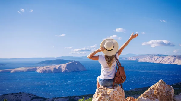 Жінка Насолоджується Панорамним Видом Подорожі Туризму Відпочинку Хорватії Адріатичному Морі — стокове фото