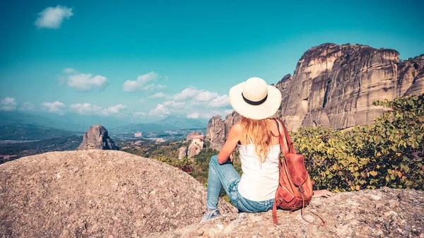 Frau Sitzt Auf Einem Felsen Und Blickt Auf Die Meteora — Stockfoto