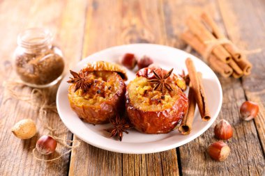 Baharatlı ve şekerli fırınlanmış elmalar