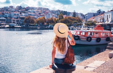 Yunanistan 'da tipik bir köyde gezgin kadın