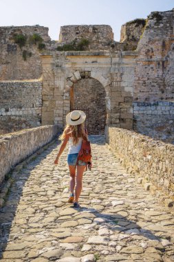 Mora 'daki Methoni kalesini ziyaret eden kadın turist, Yunanistan' daki Messenia