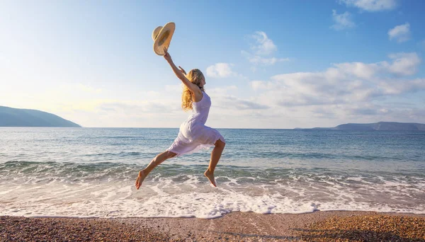 Miúda Saltar Mulher Com Vestido Branco Chapéu Saltar Praia — Fotografia de Stock