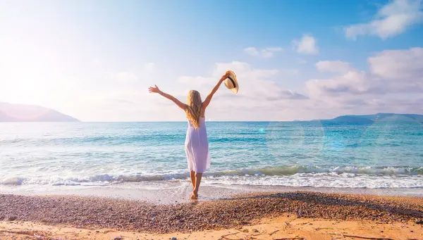 Mulher Vestido Branco Relaxante Desfrutando Bela Praia Tranquila Viajar Conceito — Fotografia de Stock