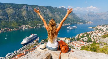 Seyahat yeri, Montenegro- Kotor Körfezi 'nin panoramik manzarasından hoşlanan kadın turizm